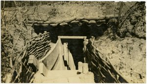 Fotografia de uma entrada para um bunker subterrâneo